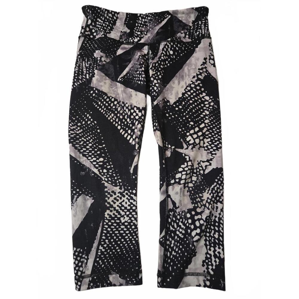 Lululemon Women's Activewear cropped Leggings Size 6 Black and White Pattern